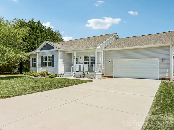 464 Riverwind Dr, Hendersonville, NC 28792