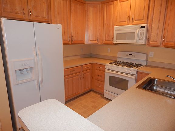5th image of 402 Harrison Ct Unit 4
