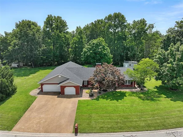 206 Pine Trl, Lebanon, IL 62254