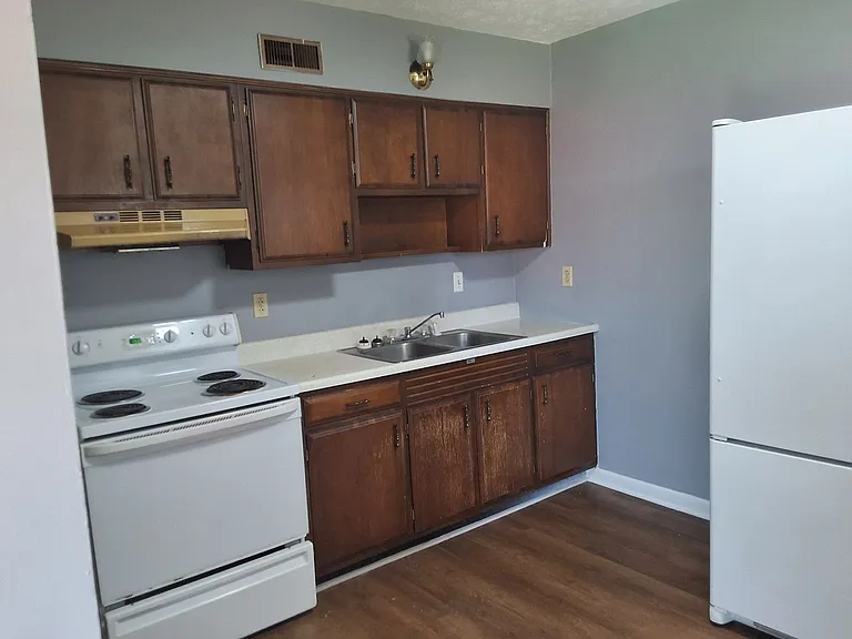 253 University Dr — Photo 5