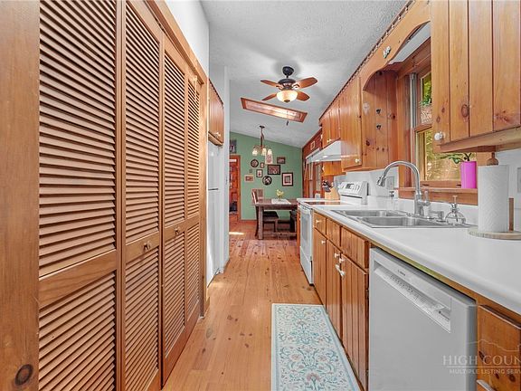 4th image of 494 Laurelwood Lane