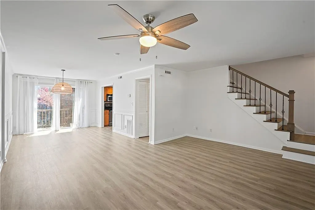 2 bed, 2.5 bath, 1363 sqft, $2,200 — Photo 2
