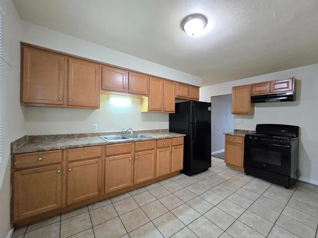 2 bed, 900 sqft, $1,200 — Photo 2