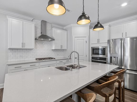 3rd image of 215 Sea Cave Ln