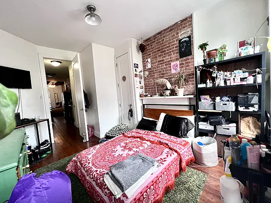 Rented by Rumah Realty Inc | media 8