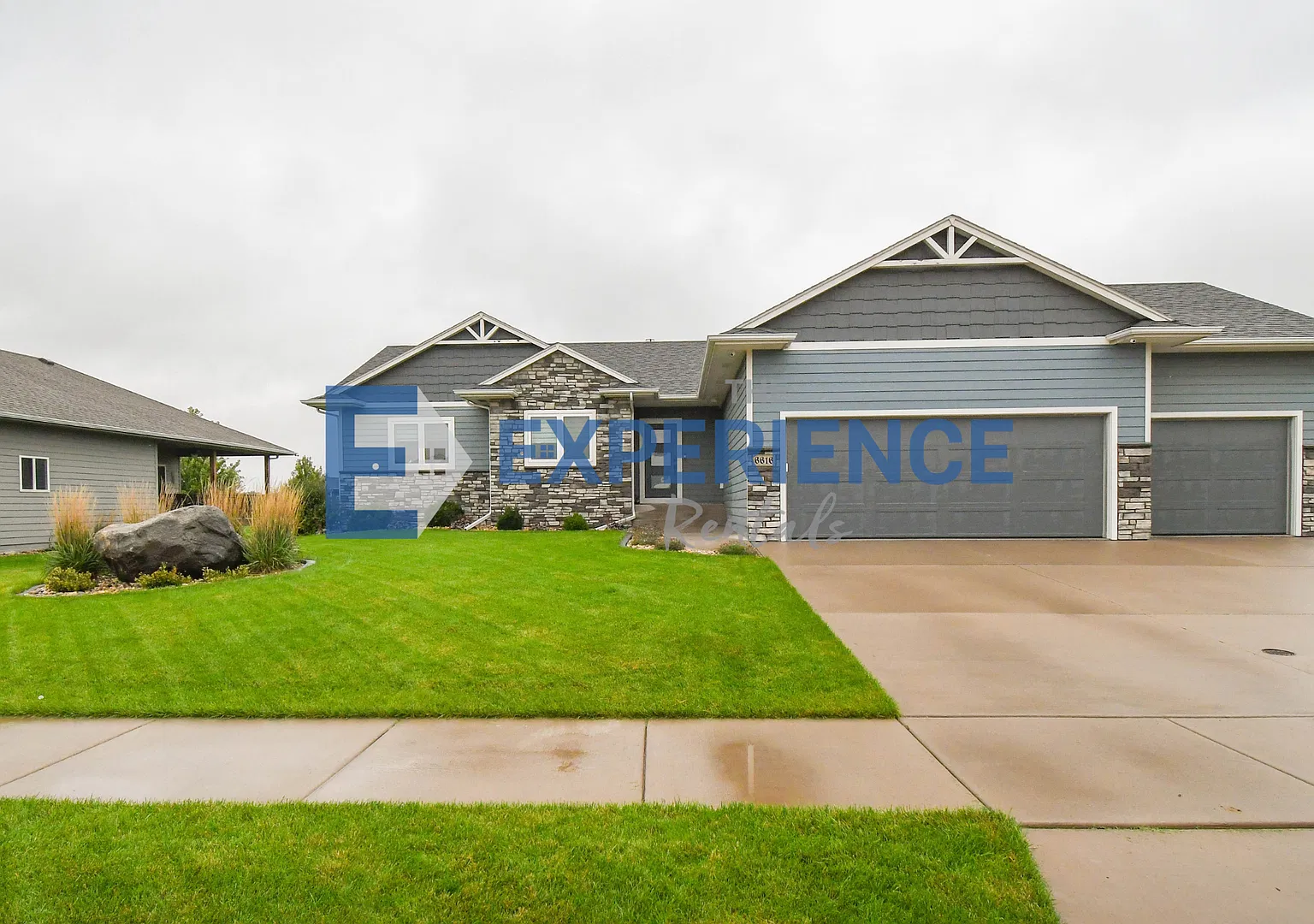 Spacious 5-Bedroom Home with Private Theater & Wet Bar! — Photo 1