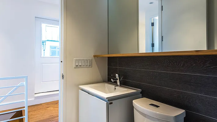 Rented by Nooklyn NYC LLC | media 18