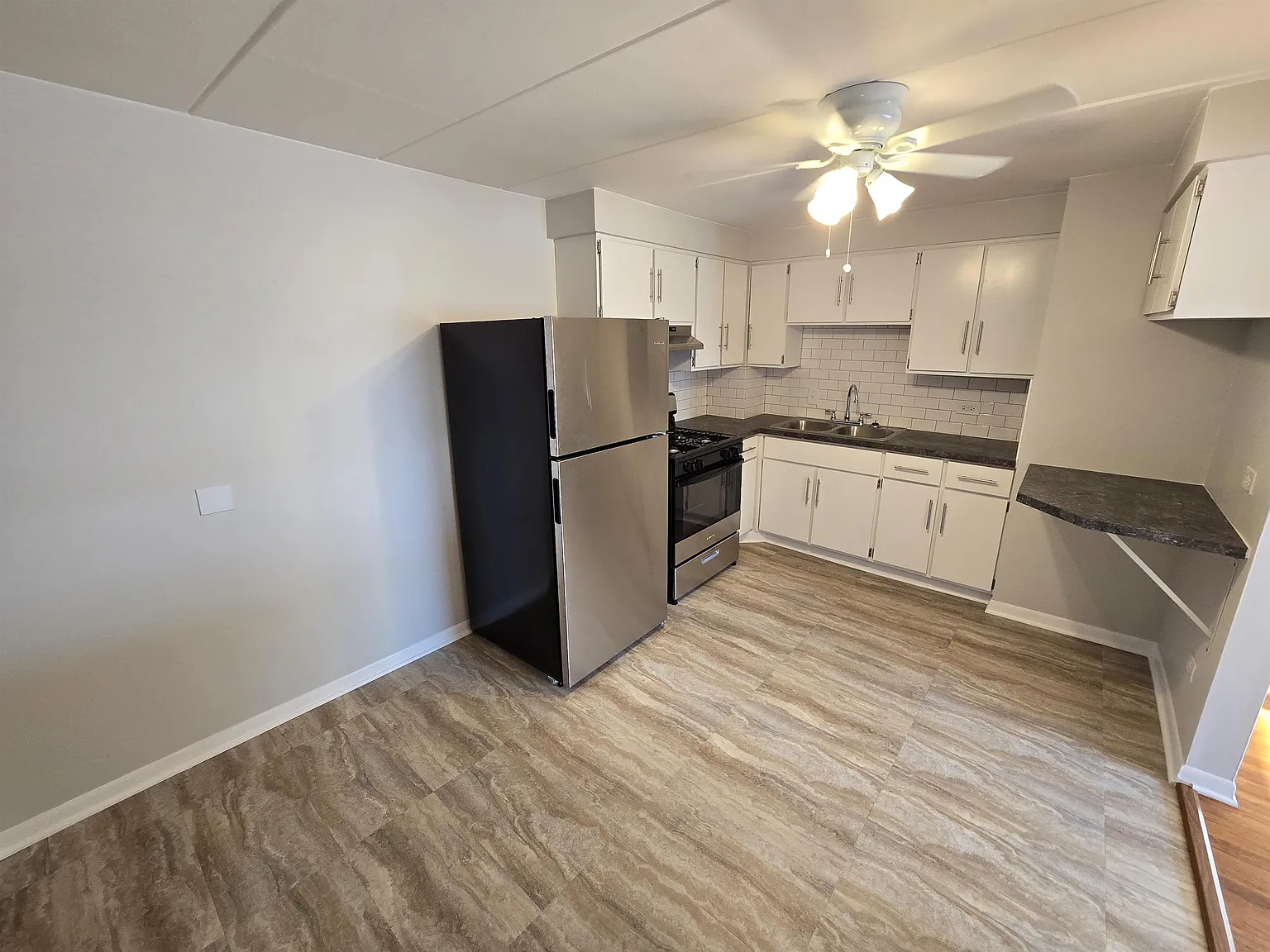 11011 - 13 South Lloyd Drive - #12 — Photo 2