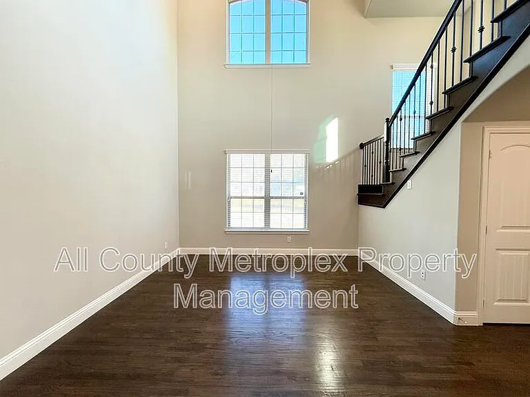 950 Dartford Dr — Photo 3