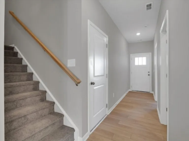 40 Ferryhill Dr — Photo 4