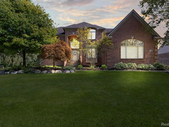 8978 Woodlore South Dr, Plymouth, MI 48170
