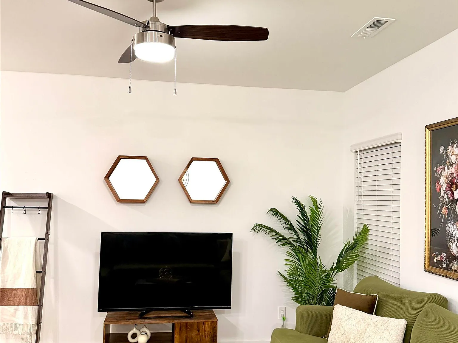 3 bed, 2.5 bath, 1555 sqft, $2,300 — Photo 3