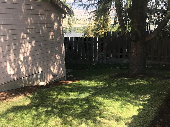 view of side yard
