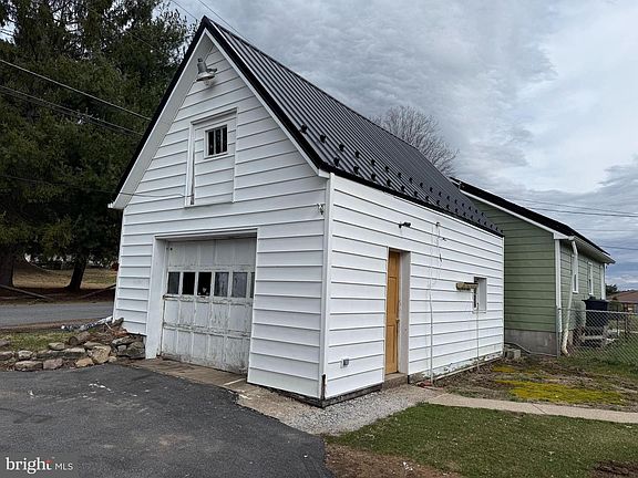 3rd image of 208 Woodward Ave