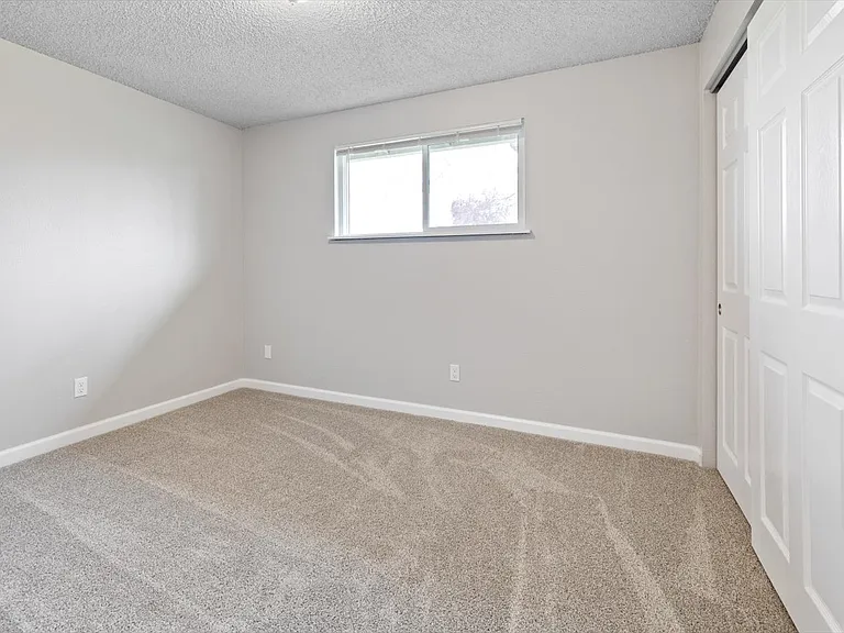 2556 Hill St SE — Photo 8