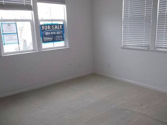 5th image of 111 Summer Ln