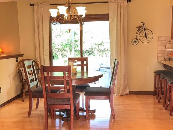 Eat-in-kitchen