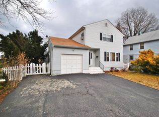 15 Elm Dr, Roslyn, NY 11576