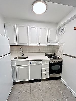 4th image of 203 Henry St #4