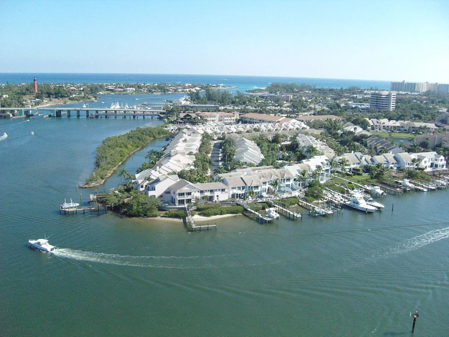 Jupiter's coastal lifestyle in this beautifully renovated 3-bedroom, 2.5-bath Townhouse in Jupite... — Photo 1