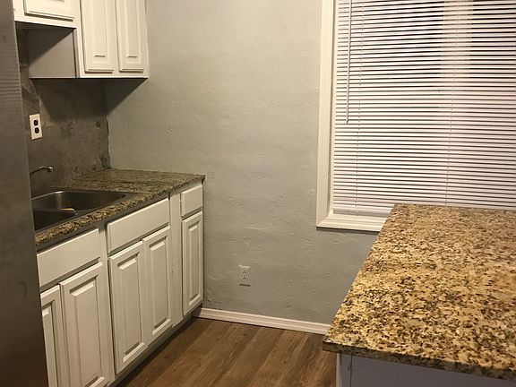 4th image of 2829 Magnolia Ave