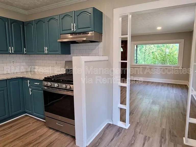 363 N 16th St — Photo 10