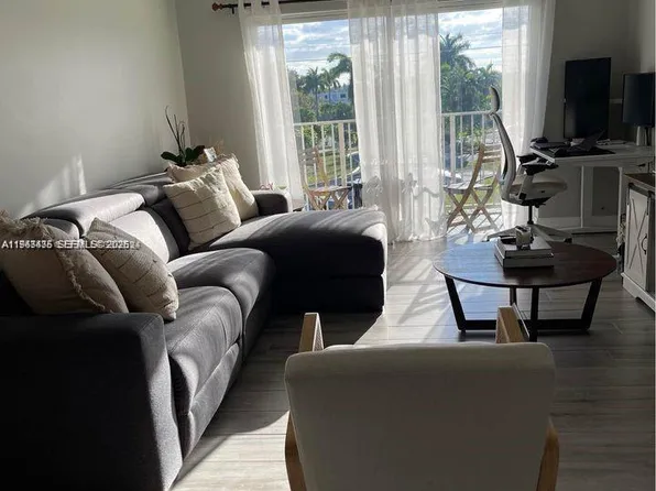 5221 Geneva Way APT 305, Doral, FL 33166