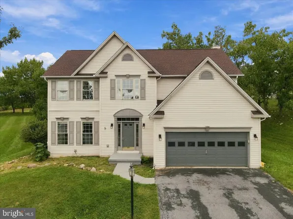 48 Lansing Ct, Falling Waters, WV 25419