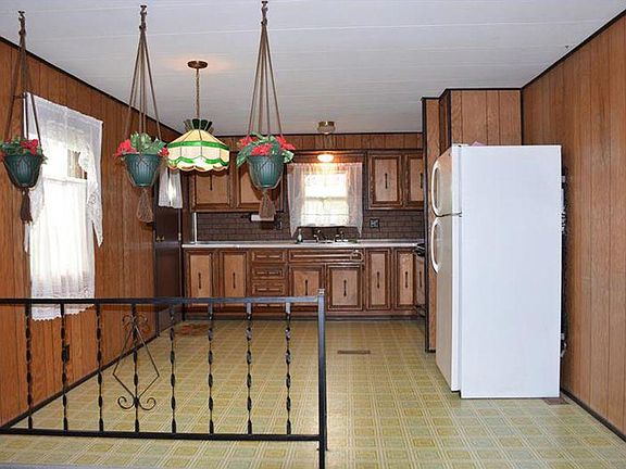 Kitchen w/ appliances