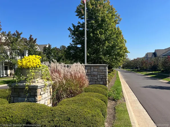 1337 Hollins Hall Ln, Troy, MI 48085