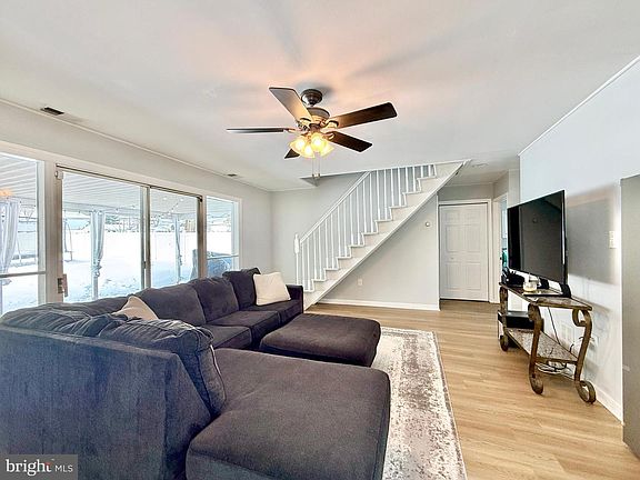 4th image of 24 Roundwood Ln