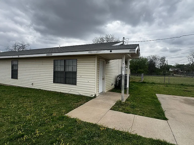 1801 SW C Ave #B — Photo 1