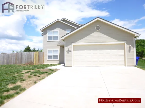 2454 Fox Sparrow Ct, Junction City, KS 66441