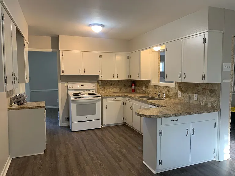 2204 Clinton St — Photo 7