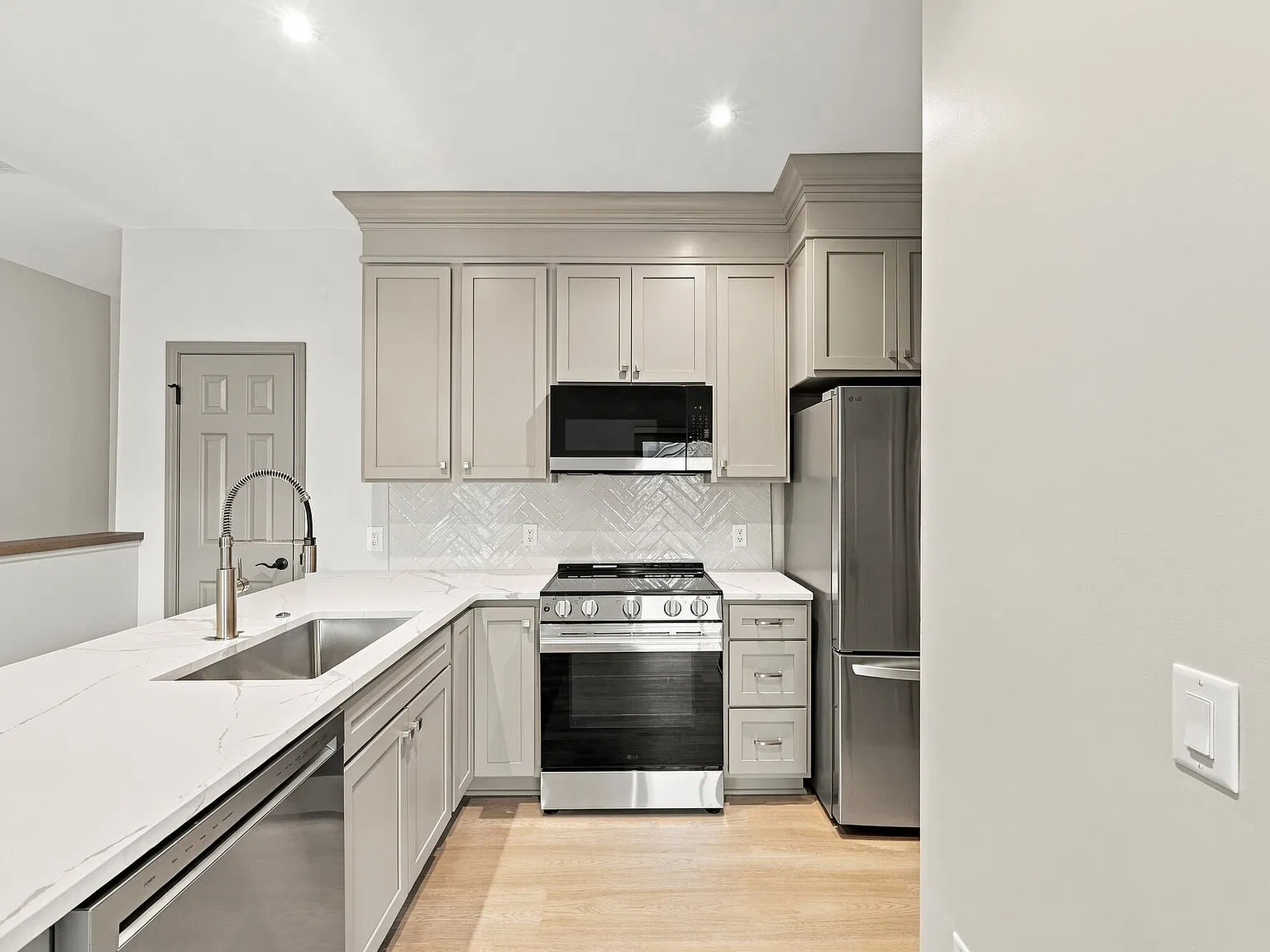 Coventry Apartments — Photo 3