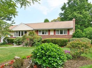 9 Lark Ct, Old Bethpage, NY 11804