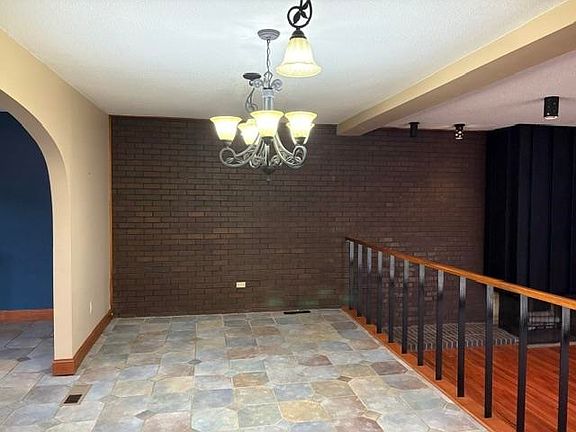 5th image of 2802 Country Ln