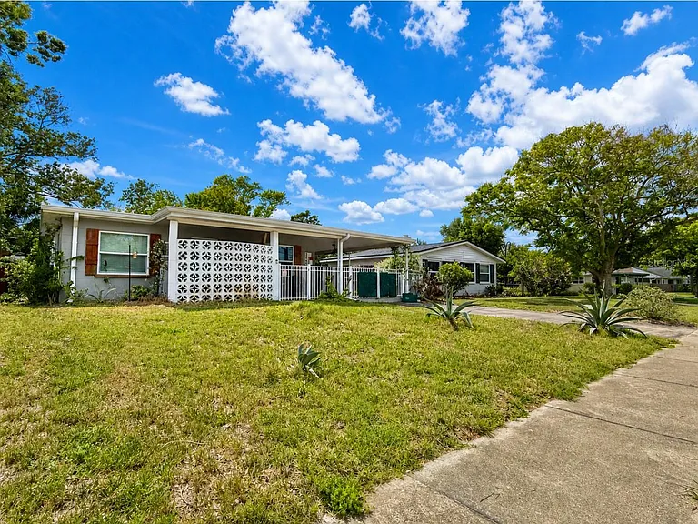 2440 Anastasia Dr — Photo 2