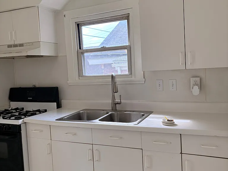 300 Sherman Ave — Photo 3