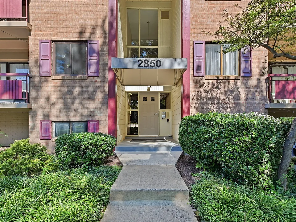2850 Dover Ln #303