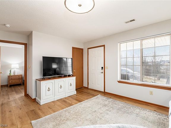 4th image of 2660 Orchard Park