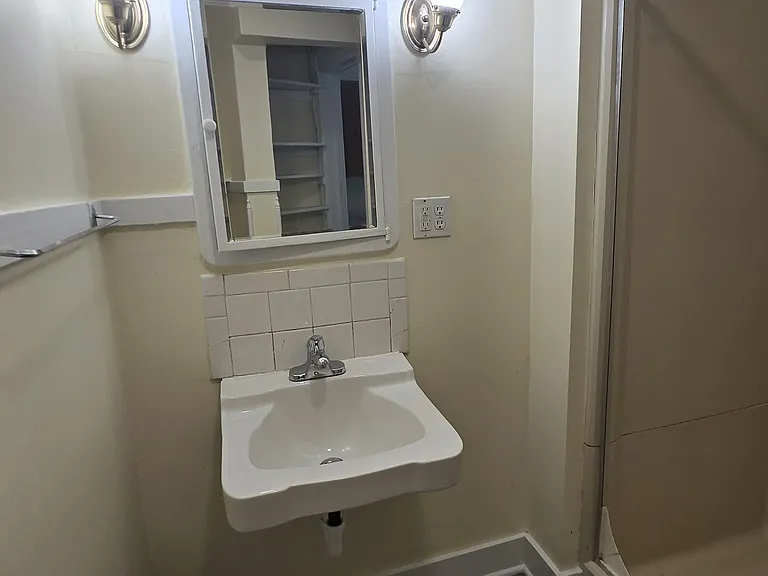 631 E Fulton St #5 — Photo 12