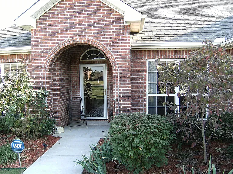 3 bed, 2208 sqft, $2,400 — Photo 1
