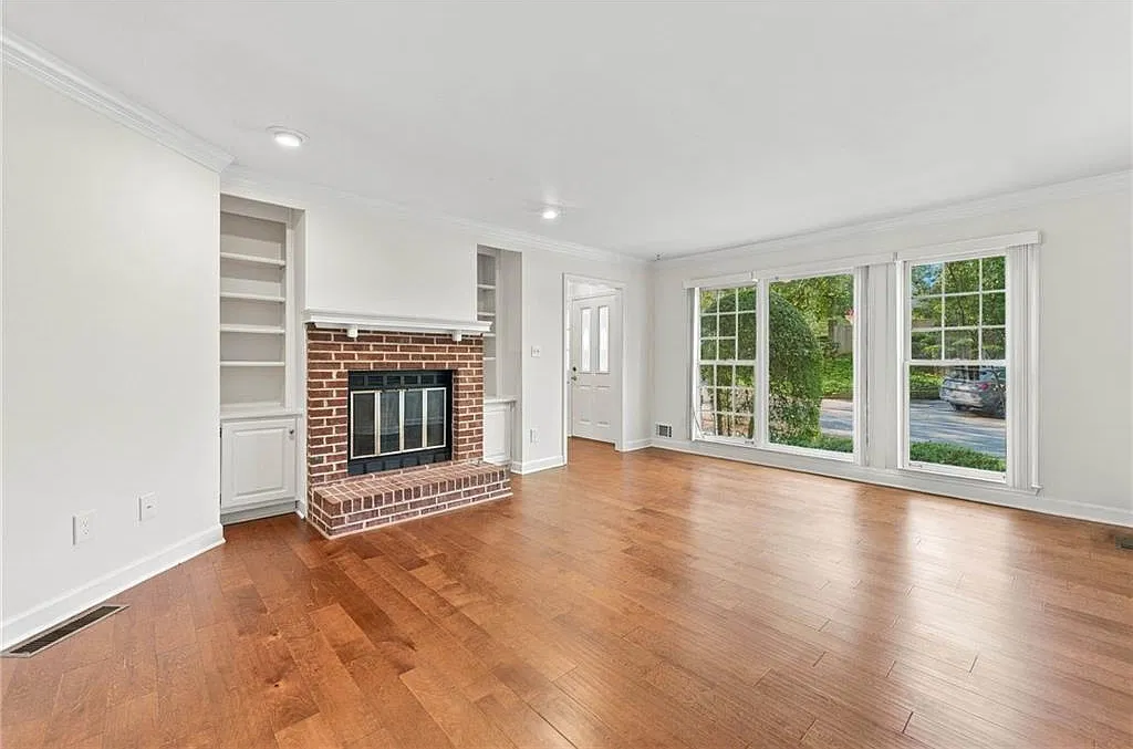 5 bed, 3.5 bath, 2956 sqft, $2,850 — Photo 2