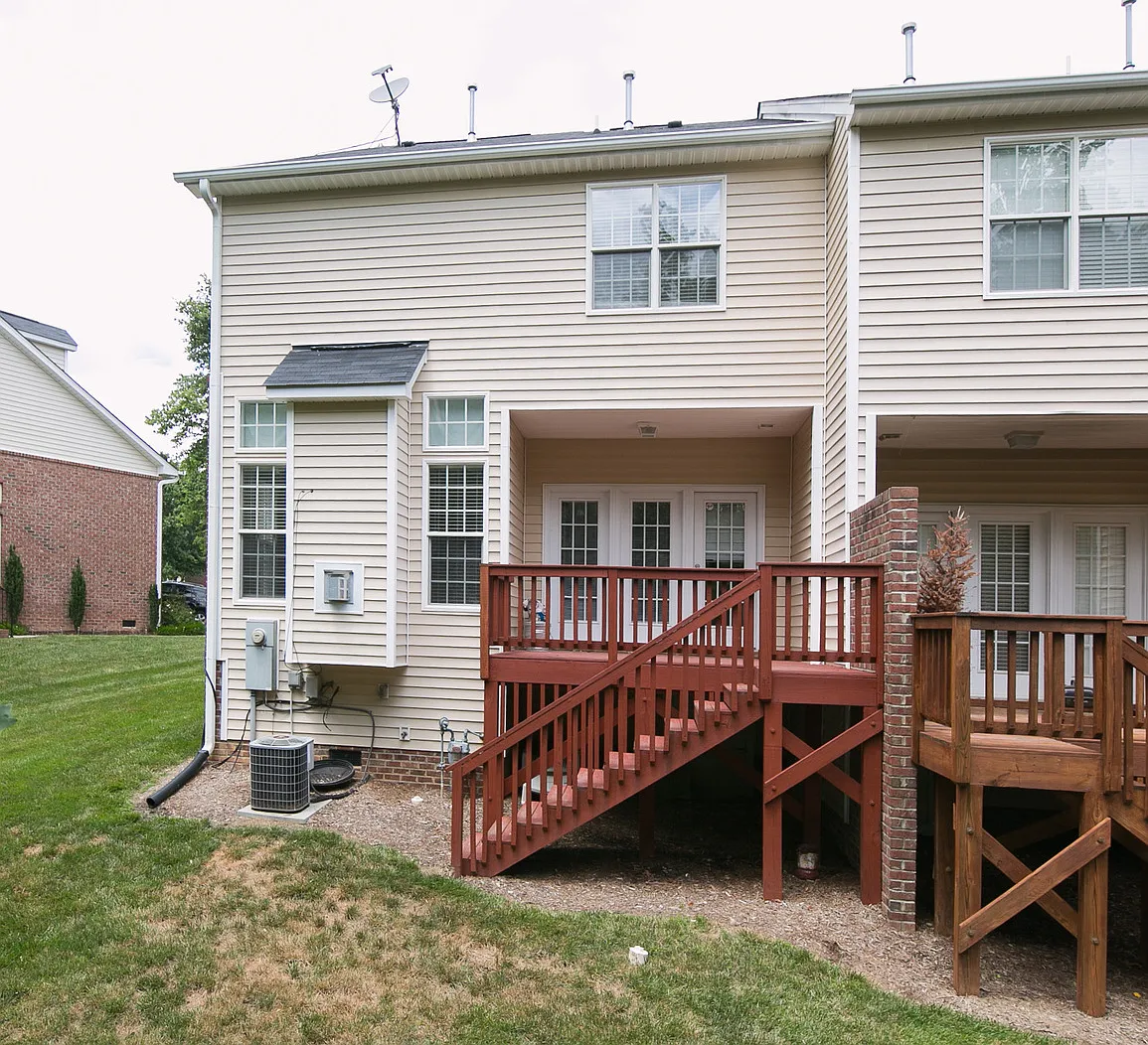 Spacious 3BR, 2.5BA End-Unit Townhome! — Photo 2