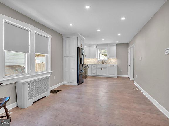 3rd image of 1113 Newton Ave