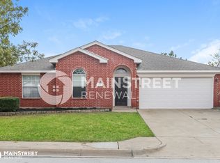 601 Creekview Dr, Burleson, TX 76028