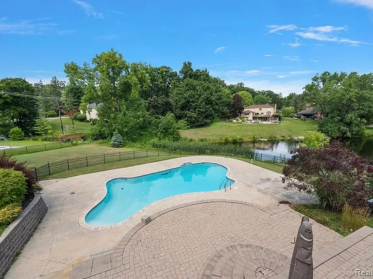 980 Sandhurst Rd — Photo 40