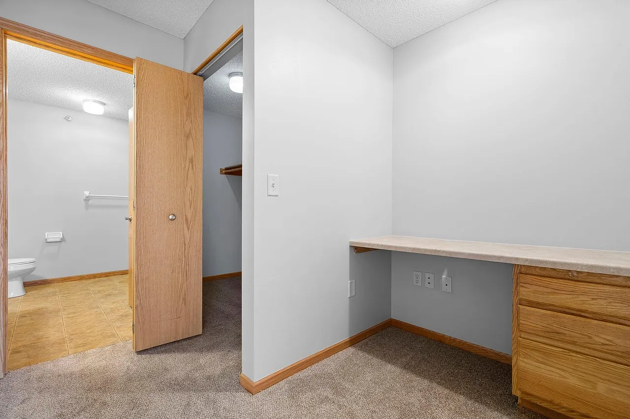 2 bed, 1050 sqft, $1,550 — Photo 4