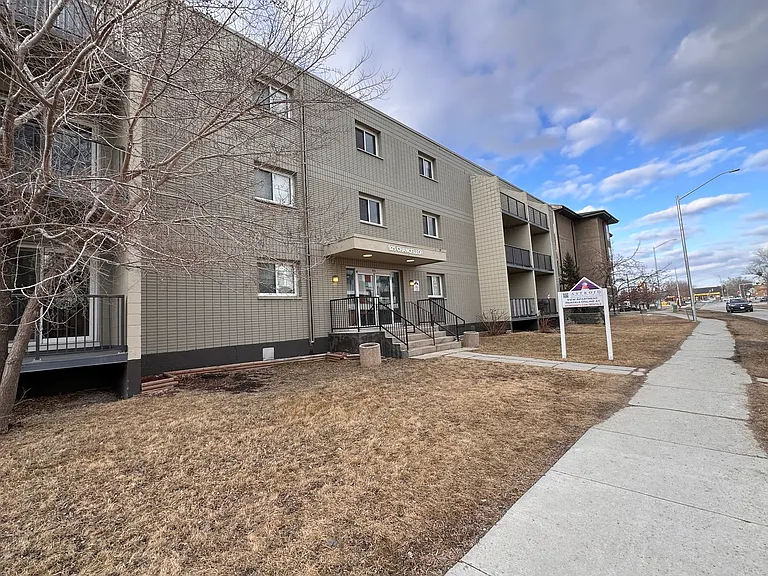 925 Chancellor Dr — Photo 2